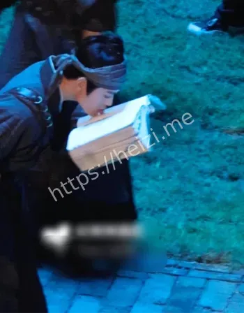 丁禹兮为什么要用舌头翻书